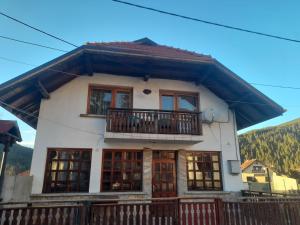 a house with a balcony on top of it at Къща за гости Дани in Govedartsi