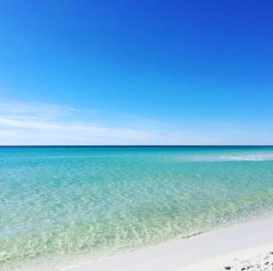 una vista de una playa con el océano en St Martin Beachwalk Villas 313 by Newman-Dailey, en Destin