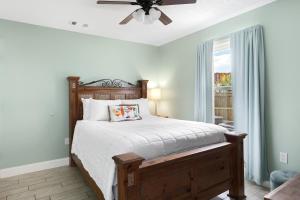 Un dormitorio con una cama y un ventilador de techo. en St Martin Beachwalk Villas 313 by Newman-Dailey, en Destin