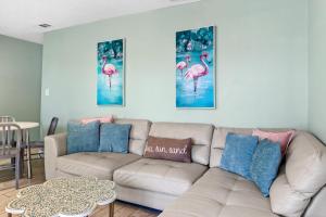 sala de estar con sofá y 2 pinturas en la pared en St Martin Beachwalk Villas 313 by Newman-Dailey, en Destin