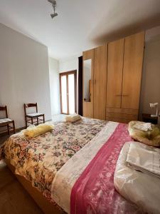 een slaapkamer met een groot bed en een rode deken bij Piano terra centro mare in Ladispoli