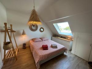 Posteľ alebo postele v izbe v ubytovaní T2 Super Cosy à la cîme des pins proche av de Gaulle avec place de parking