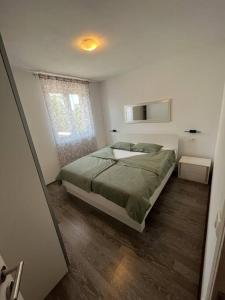 een slaapkamer met een groot bed en een raam bij Modern House with private pool in Žminj