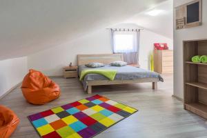 1 dormitorio con cama y alfombra colorida en Modern House with private pool, en Žminj