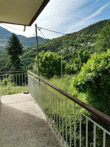 balcón con vistas a la montaña en Ορεινή φιλόξενη κατοικια, 