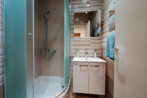 bagno con doccia, lavandino e servizi igienici di Apartments Tina a Brela