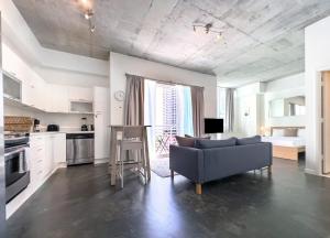 uma sala de estar com um sofá e uma cozinha em Center Stage- Downtown Parking Pool Hot Tub em Miami