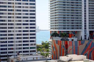 uma vista para o oceano entre dois edifícios altos em Center Stage- Downtown Parking Pool Hot Tub em Miami