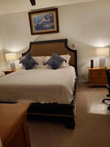 1 dormitorio con cama, escritorio y silla en Home sweet home, en Port Saint Lucie