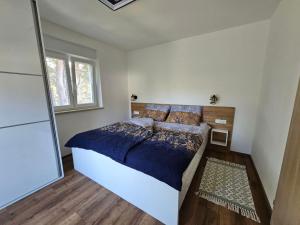 um quarto com uma cama grande num quarto em Holiday Apartment Deluxe em Savudrija