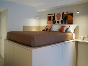 巴里La Perla di Bari - Private Parking的一张大床,坐在一个房间的平台上