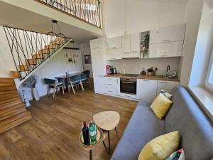 een woonkamer en een keuken met een bank en een tafel bij Holiday Apartment Deluxe in Savudrija