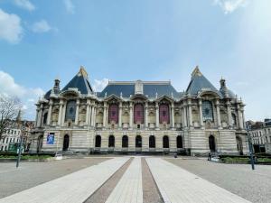 un grande edificio con cortile di fronte di Holiday Inn Express Lille Centre, an IHG Hotel a Lille