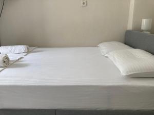 Postel nebo postele na pokoji v ubytování Seaside Apartments Flogita