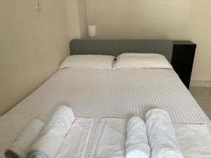 Postel nebo postele na pokoji v ubytování Seaside Apartments Flogita