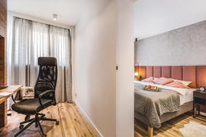a bedroom with a bed and a desk and a chair at Stylowa oaza w sercu miasta in Wrocław
