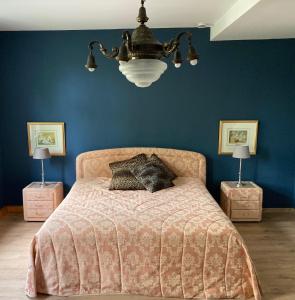 una camera con un letto con una parete blu di Jagdschloss Hummelshain B&B a Hummelshain