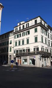a large white building on the corner of a street at Santa Lucia 4 in Florence