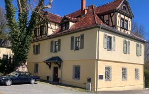 una casa con un coche aparcado delante de ella en Jagdschloss Hummelshain B&B, en Hummelshain