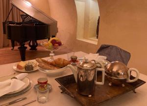 una mesa con un hervidor de agua y un plato de comida en Jagdschloss Hummelshain B&B, en Hummelshain