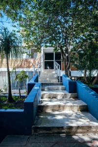 un conjunto de escaleras delante de una casa en Margaritas Eco Haus en Querétaro