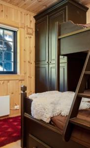 a bunk bed in a room with a window at Leilighet sentralt på Beitostølen in Beitostøl