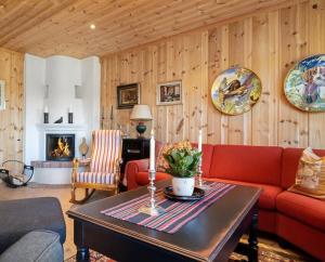 貝圖斯托的住宿－Leilighet sentralt på Beitostølen，客厅配有红色的沙发和桌子