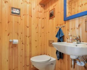 ein Badezimmer mit einer weißen Toilette und einem Waschbecken in der Unterkunft Leilighet sentralt på Beitostølen in Beitostøl + 7 Fotos