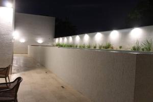 Departamento de lujo con magnífica vista a la ciudad في ميريدا: صف من الأضواء على جدار بالنباتات