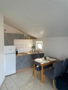 Kuchyňa alebo kuchynka v ubytovaní Apartmani Mario Biograd na Moru