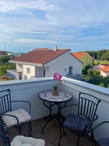 Balkón alebo terasa v ubytovaní Apartmani Mario Biograd na Moru