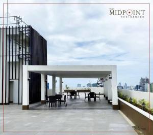 een patio met tafels en stoelen bovenop een gebouw bij The Midpoint Residences - Studio Unit in Cebu City
