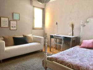 a living room with a couch and a desk at Precioso chalet en Santa Cruz con piscina in Santa Cruz de Tenerife +21 photos