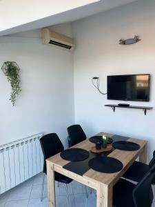 Televízia a/alebo spoločenská miestnosť v ubytovaní Apartmani Mario Biograd na Moru