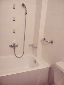 クシロカストロにあるSKY AND SEA APARTMENTのバスルーム(シャワー、バスタブ、トイレ付)