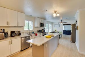 Η κουζίνα ή μικρή κουζίνα στο Sprawling California Ranch House with Courtyard!