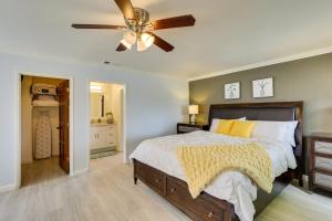 1 dormitorio con 1 cama y ventilador de techo en Sprawling California Ranch House with Courtyard!, en Temecula