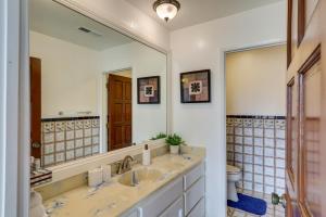 Ένα μπάνιο στο Sprawling California Ranch House with Courtyard! +29 φωτογραφίες