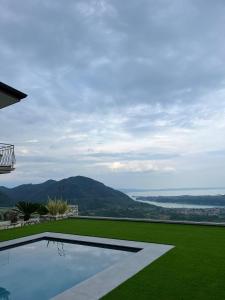 RoeにあるVilla Bellavista - private pool Garda Lakeの山の景色を望むスイミングプール付きの家