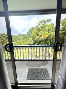 Un balcon sau o terasă la Ngermid Oasis-Spacious Studio Loft W/ Garden Views