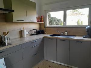 ショレにあるMaison entière 6 personnes 20 min Puy du Fouのシンクと窓のあるキッチン