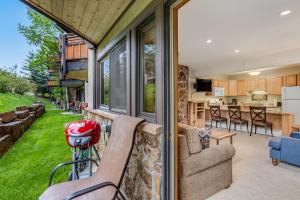 eine abgeschirmte Veranda mit einem Esszimmer und einer Küche in der Unterkunft Laurelwood Condominiums 405 in Snowmass Village