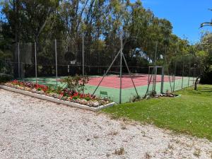 una pista de tenis con flores en PUERTO BANUS Apartamento LUCY, en Marbella