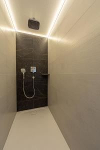 Et badeværelse på Gasthof-Ferienwohnungen Dürrlehen + 15 billeder