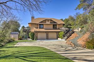 uma casa com uma entrada e uma garagem em Sonora Hideaway Garden, Balcony, and Scenic View! em Sonora