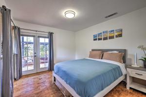 um quarto com uma cama e uma varanda em Sonora Hideaway Garden, Balcony, and Scenic View! em Sonora