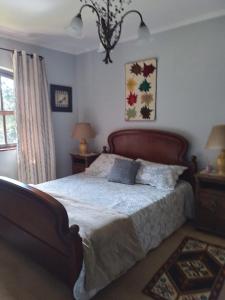 1 dormitorio con 1 cama grande y 2 mesitas de noche en Casa Carvalho, en Campos do Jordão