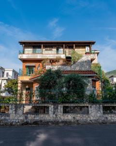 a building on top of a stone wall at VILLA MAVI in Formia