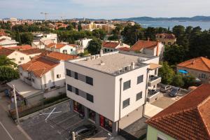 uma vista aérea de uma cidade com edifícios em Mistral Retreat Zadar em Zadar