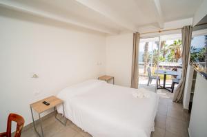 a bedroom with a bed and a table and chairs at Cabañas Uma Qala de Primeras Piedras in Iquique